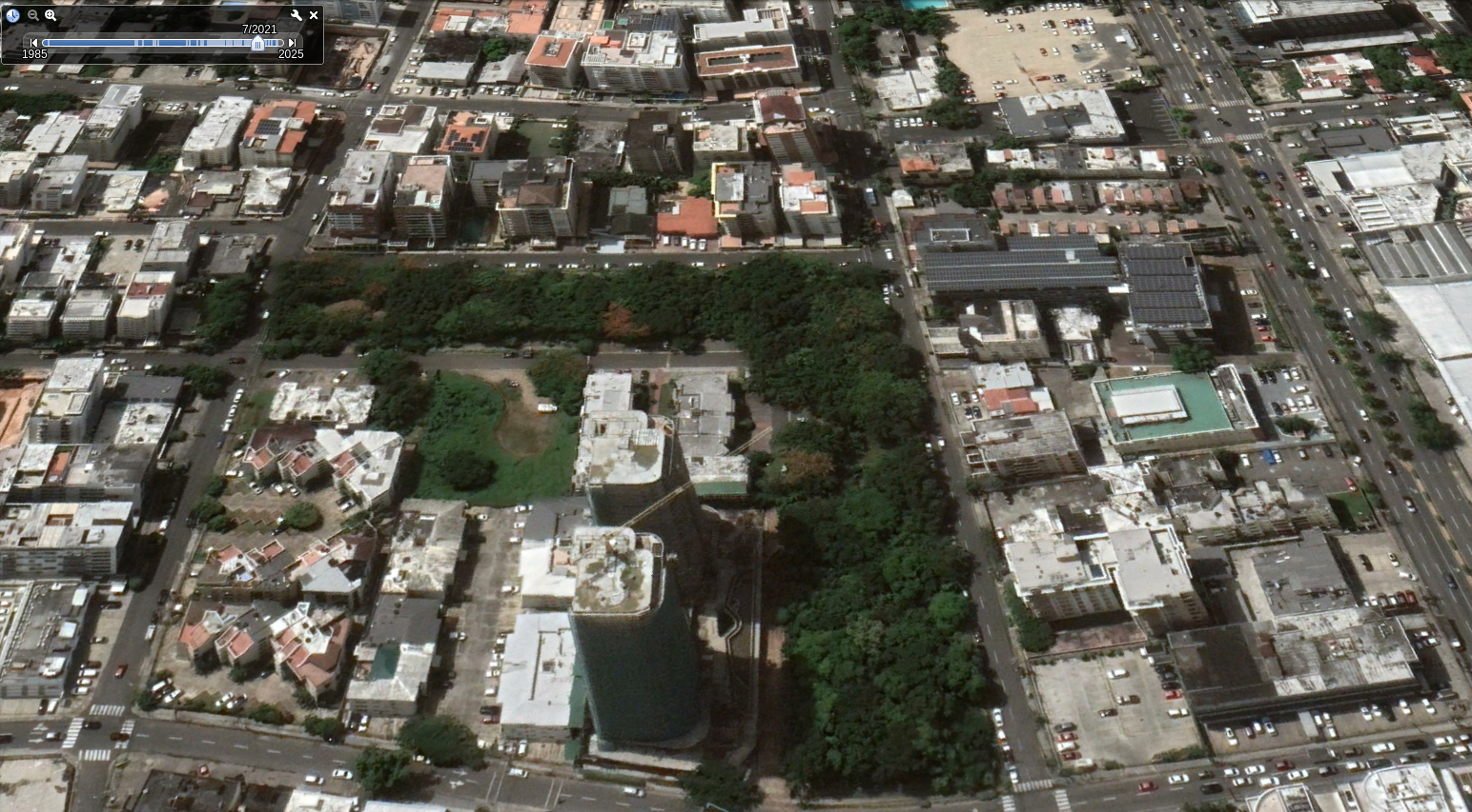 Vista aérea histórica del bosque y los edificios que lo rodean